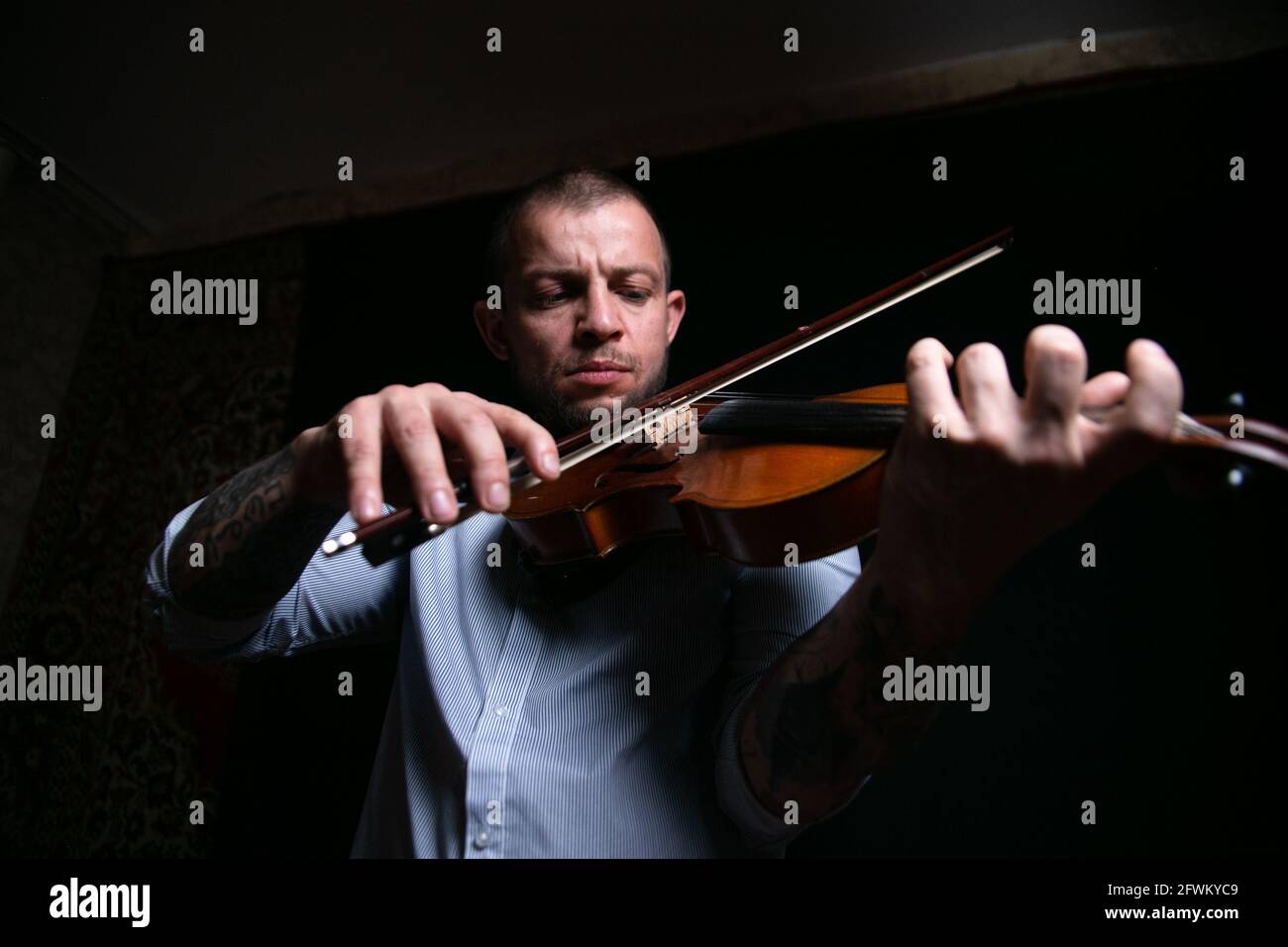le violoniste masculin joue le violon avec maître Banque D'Images