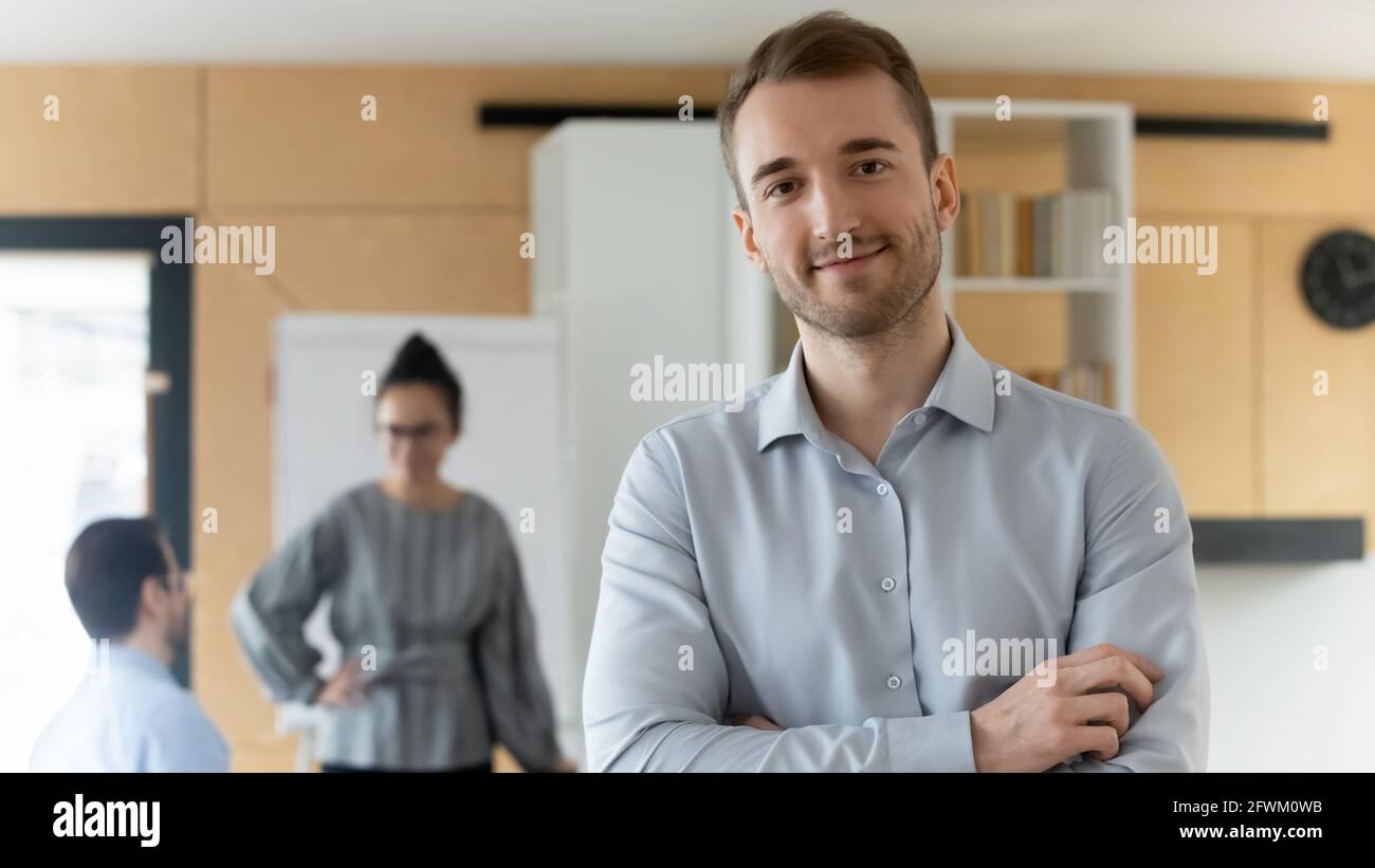 Photo de la tête d'un homme d'affaires confiant et dirigeant debout au bureau Banque D'Images