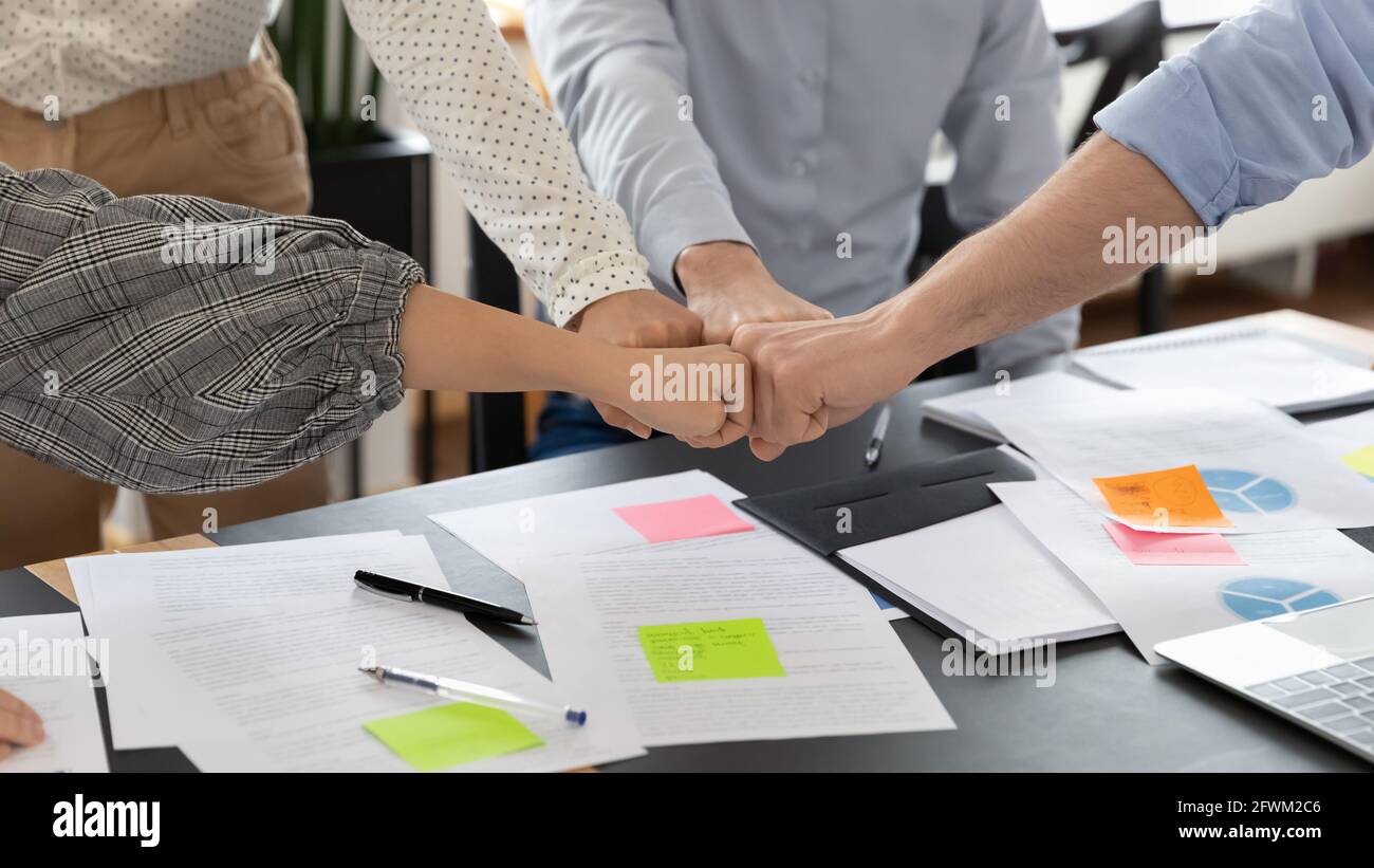 Gros plan divers employés équipe de poings qui se sont heurtés à la réunion Banque D'Images