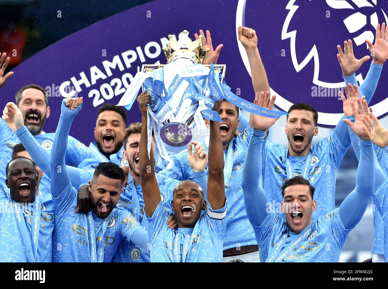 Fernandinho de Manchester City lève le trophée après le match de la Premier League au Etihad Stadium de Manchester. Date de la photo: Dimanche 23 mai 2021. Banque D'Images