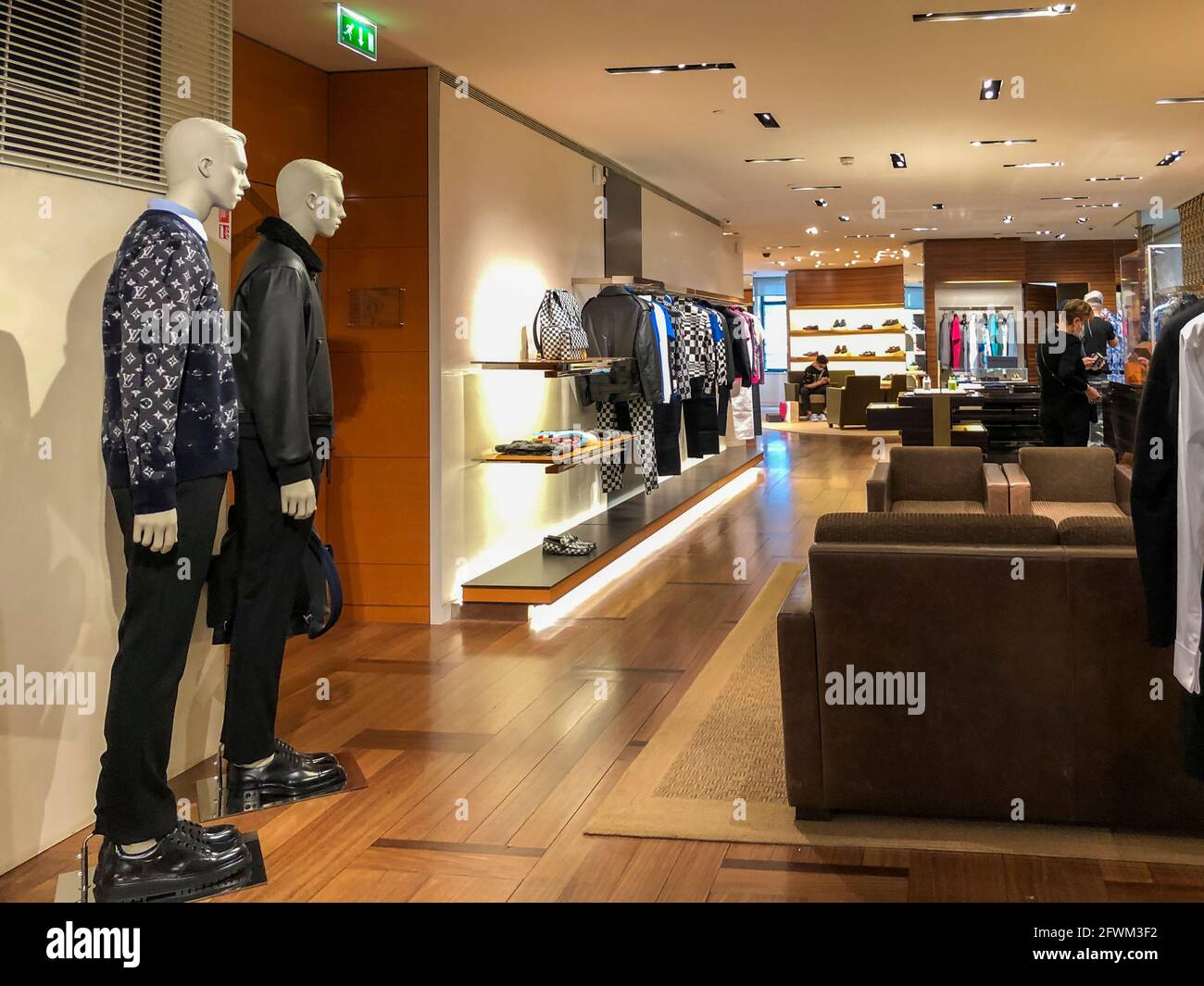 Paris, France, à l'intérieur de LVMH, Louis Vuitton Boutique de vêtements  de luxe, Ave.Champs-Elysées, vêtements pour hommes, présentoir pour  mannequins, Prestige Consumer Photo Stock - Alamy