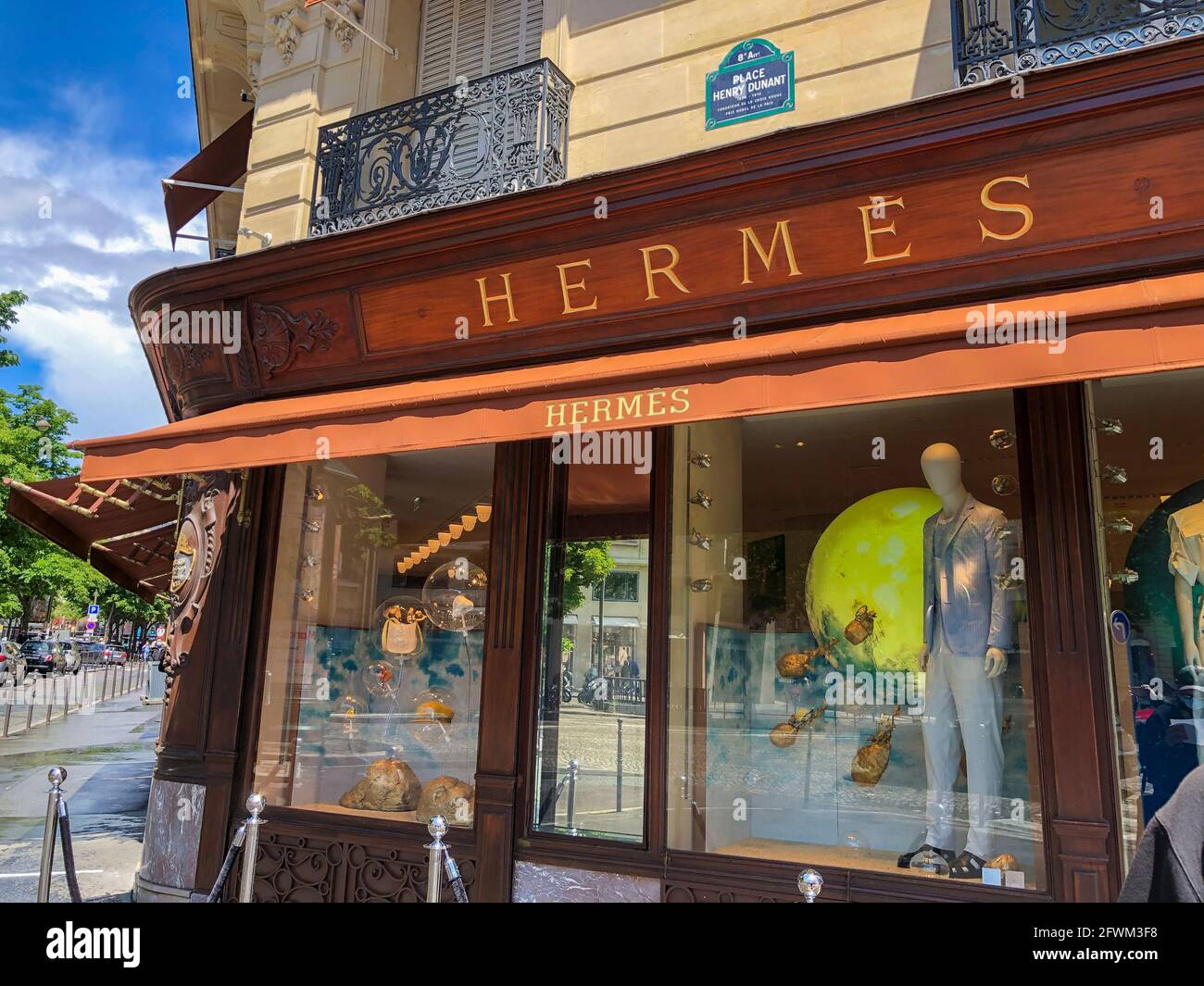 Paris, France, extérieur magasin de vêtements de luxe Hermès avant,  mannequins dans la fenêtre du magasin Photo Stock - Alamy
