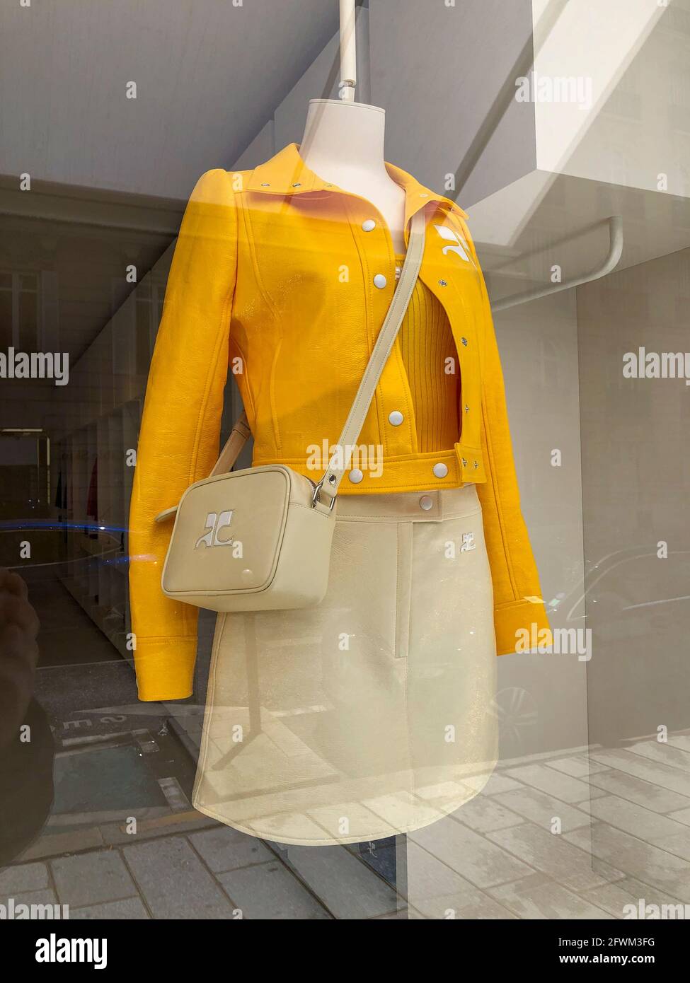 Vitrine de vêtements de luxe français Banque de photographies et d'images à  haute résolution - Alamy