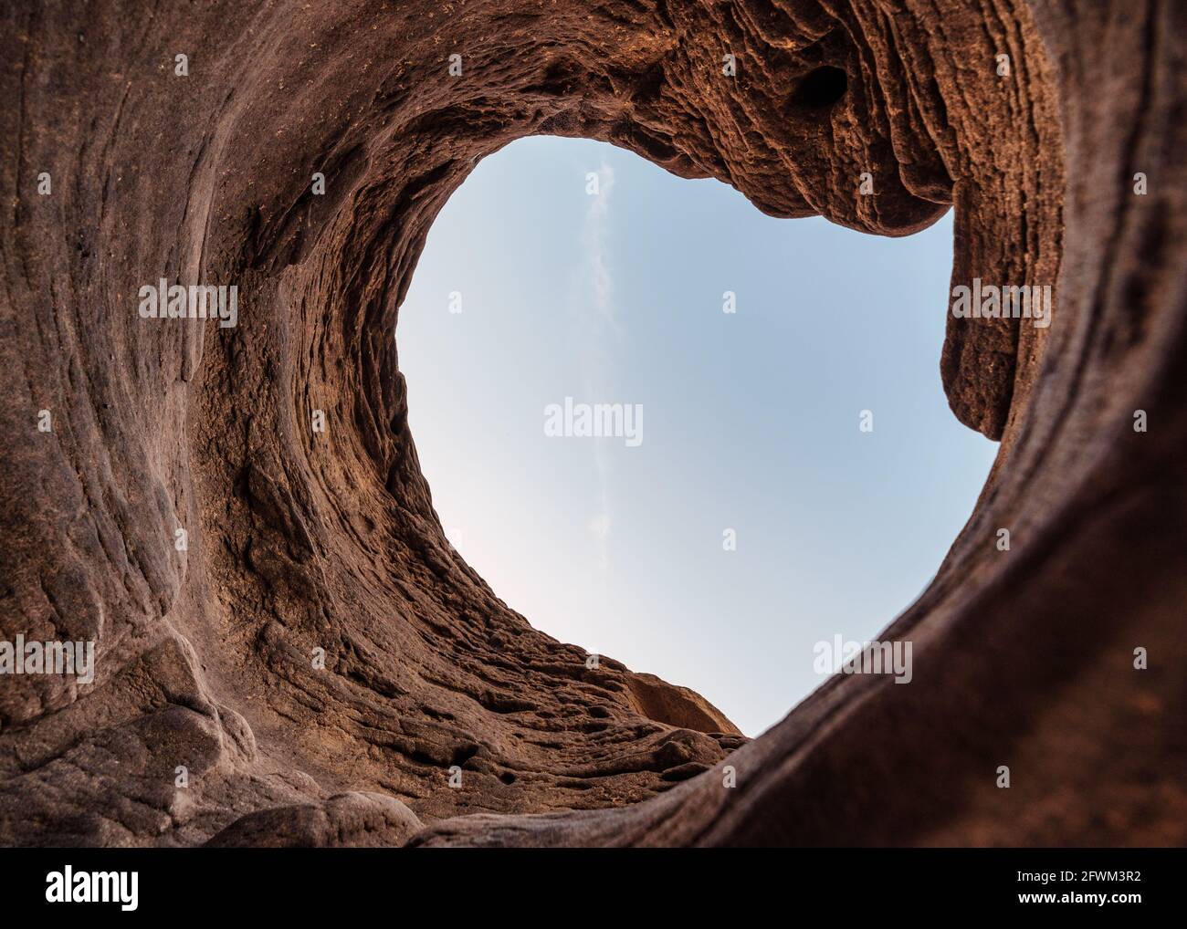 Fond de la grotte de trou de pierre naturelle de la surface érodée par eau avec ciel bleu dans le parc national Banque D'Images