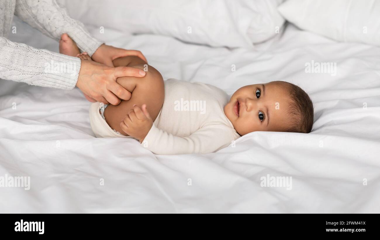 Wmoman Meconnaissable Jouant Avec Un Petit Bebe Noir Photo Stock Alamy Wmoman Meconnaissable Jouant Avec Un Petit Bebe Noir Photo Stock Alamy