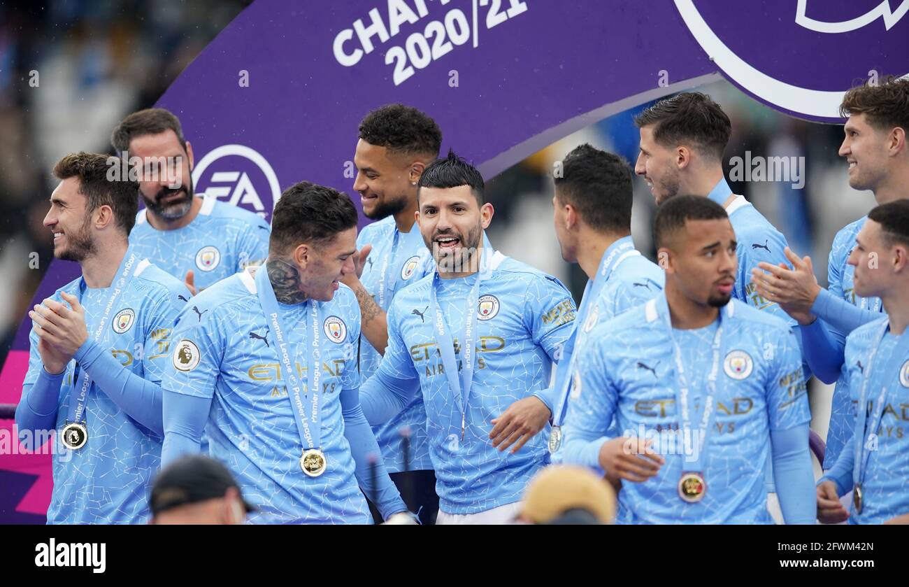 Les joueurs de Manchester City se tiennent sur le podium après le coup de sifflet final du match de la Premier League au Etihad Stadium de Manchester. Date de la photo: Dimanche 23 mai 2021. Banque D'Images