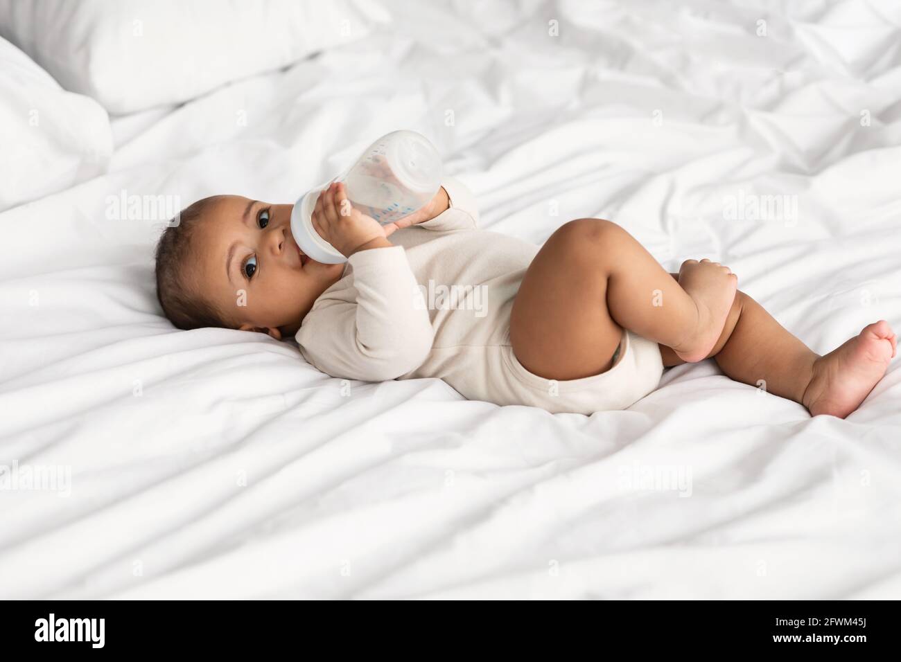 Mignon Petit Bebe Noir Portant Un Body Boire Du Biberon Photo Stock Alamy