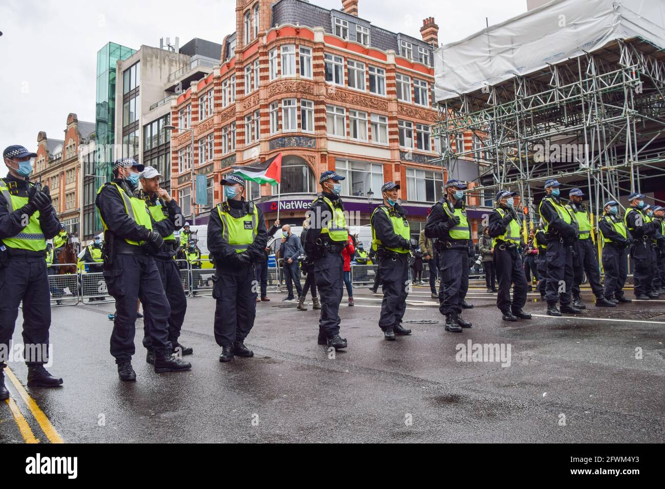 Londres, Royaume-Uni. 23 mai 2021. La police forme un cordon pour séparer les manifestants pro-israéliens et pro-palestiniens. Des manifestants se sont rassemblés dans Kensington High Street près de l'ambassade israélienne pour soutenir Israël. (Crédit : Vuk Valcic / Alamy Live News) Banque D'Images