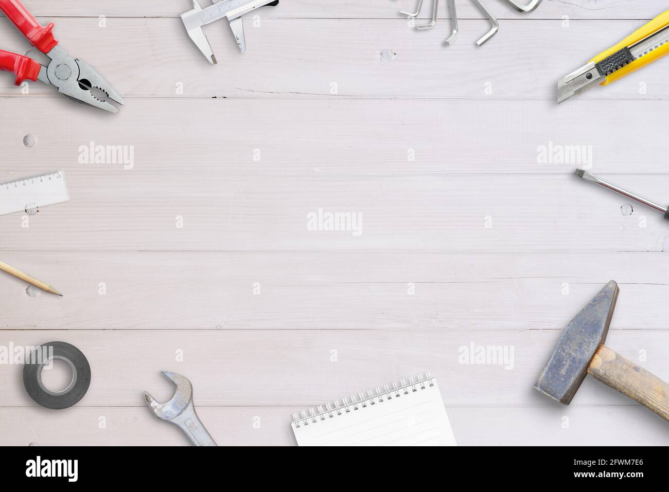 Bureau en bois blanc avec outils. Bureau de handyman avec espace libre pour le texte promotionnel Banque D'Images