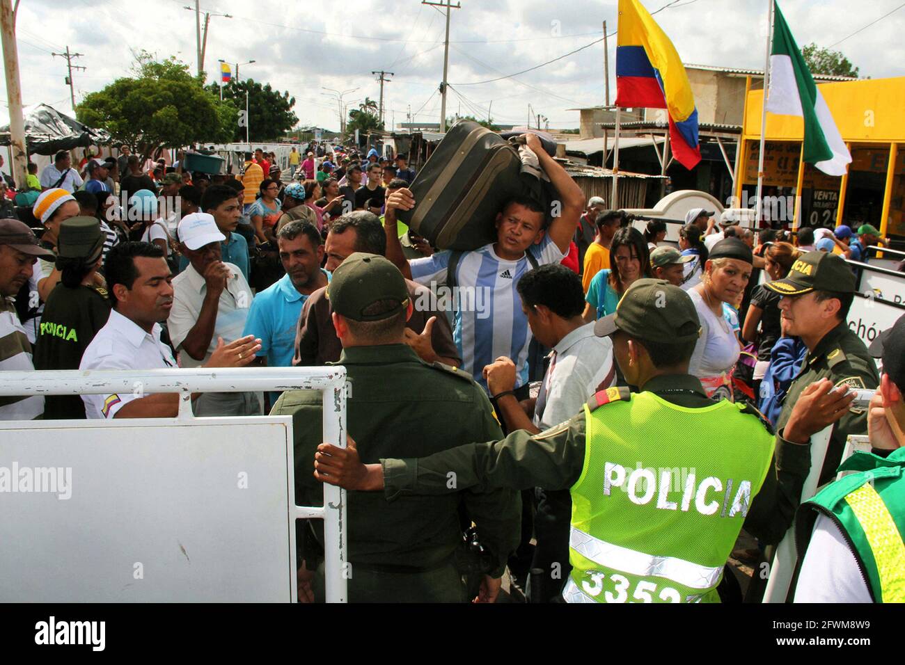Des milliers de Vénézuéliens traversent la frontière à pied dans l'état de Zulia Venezuela, vers la Colombie comme point de départ vers d'autres pays. Depuis six ans, la limite de passage des véhicules est fermée depuis 2015, sur ordre du Président Nicolás Maduro. La circulation des personnes a été suspendue après la rupture des relations avec le gouvernement colombien en février 2019. Aujourd'hui, samedi 22 mai, Freddy Bernal a rapporté comme porte-parole du gouvernement bolivarien, qui sera progressivement ouvert. Et il sera fait en coordination entre les autorités des deux pays, affirmant que Co Banque D'Images