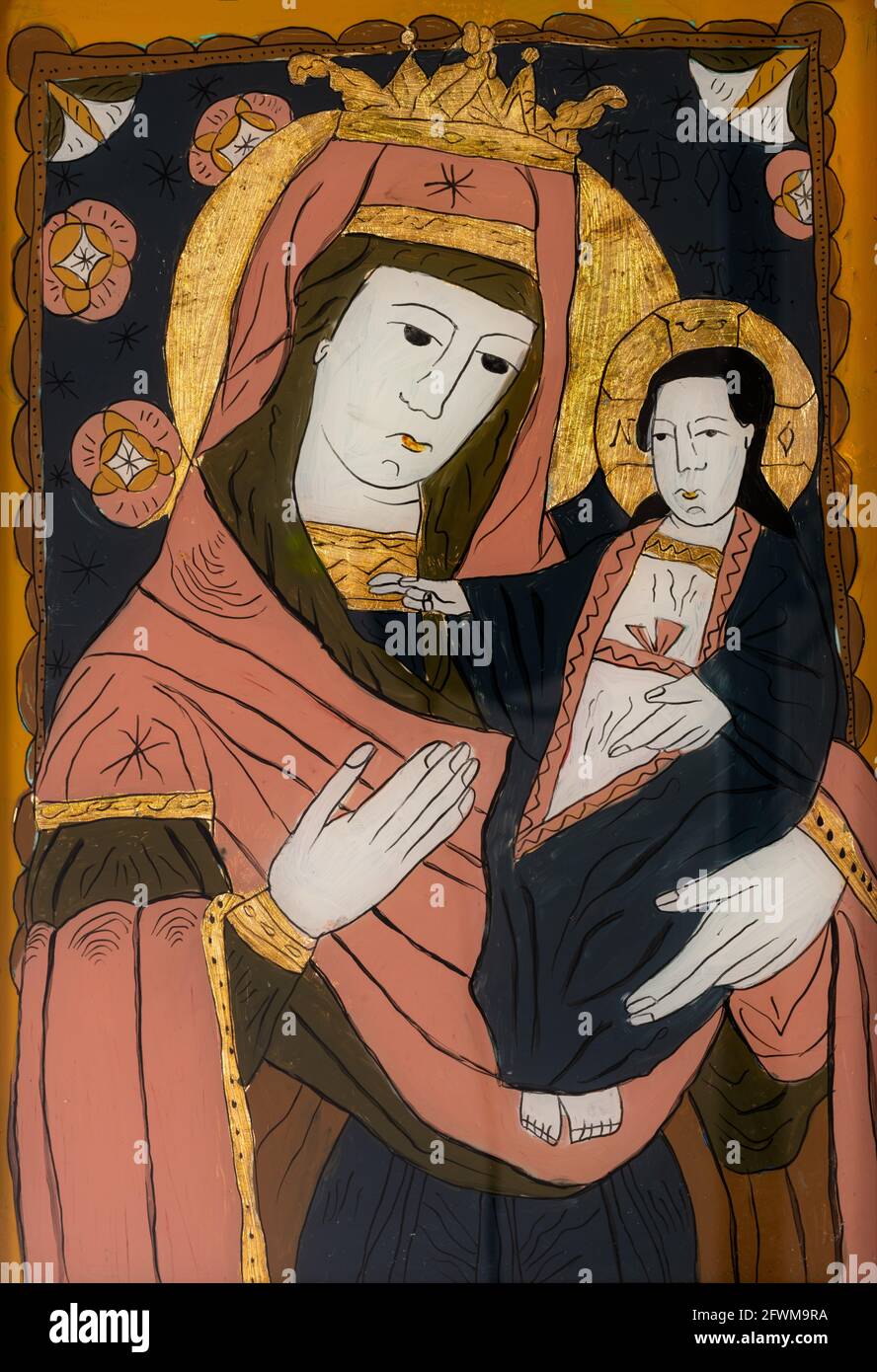 Icône peinte sur le verre inversé dans le style naïf orthodoxe de l'Europe de l'est représentant la Vierge Marie et le bébé Jésus. Banque D'Images