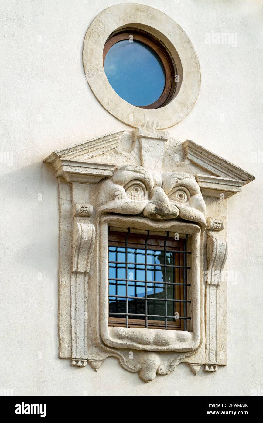 Un cadre de fenêtre en forme de visage avec une bouche ouverte comme fenêtre dans la ville de Rome, Italie Banque D'Images