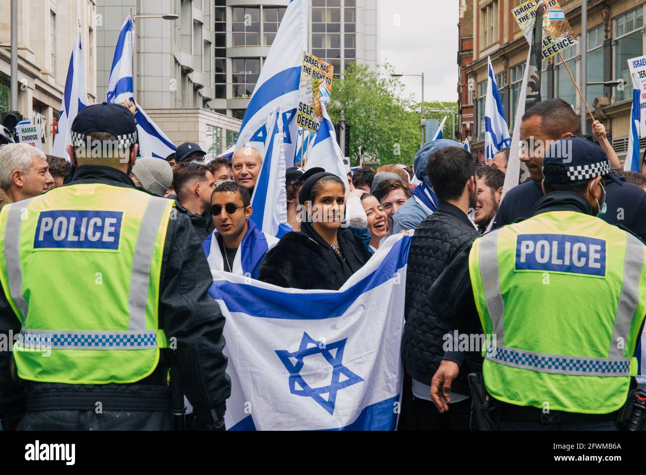 Londres, Royaume-Uni 23 mai 2021 des milliers de personnes se rassemblent à Londres pour soutenir Israël. Des manifestants flanqués de lignes de police se sont rassemblés devant l'ambassade israélienne où Tommy Robinson les a rejoints. Un petit groupe de contre-manifestants pro-palestiniens ont été séparés d'eux par la police. Banque D'Images
