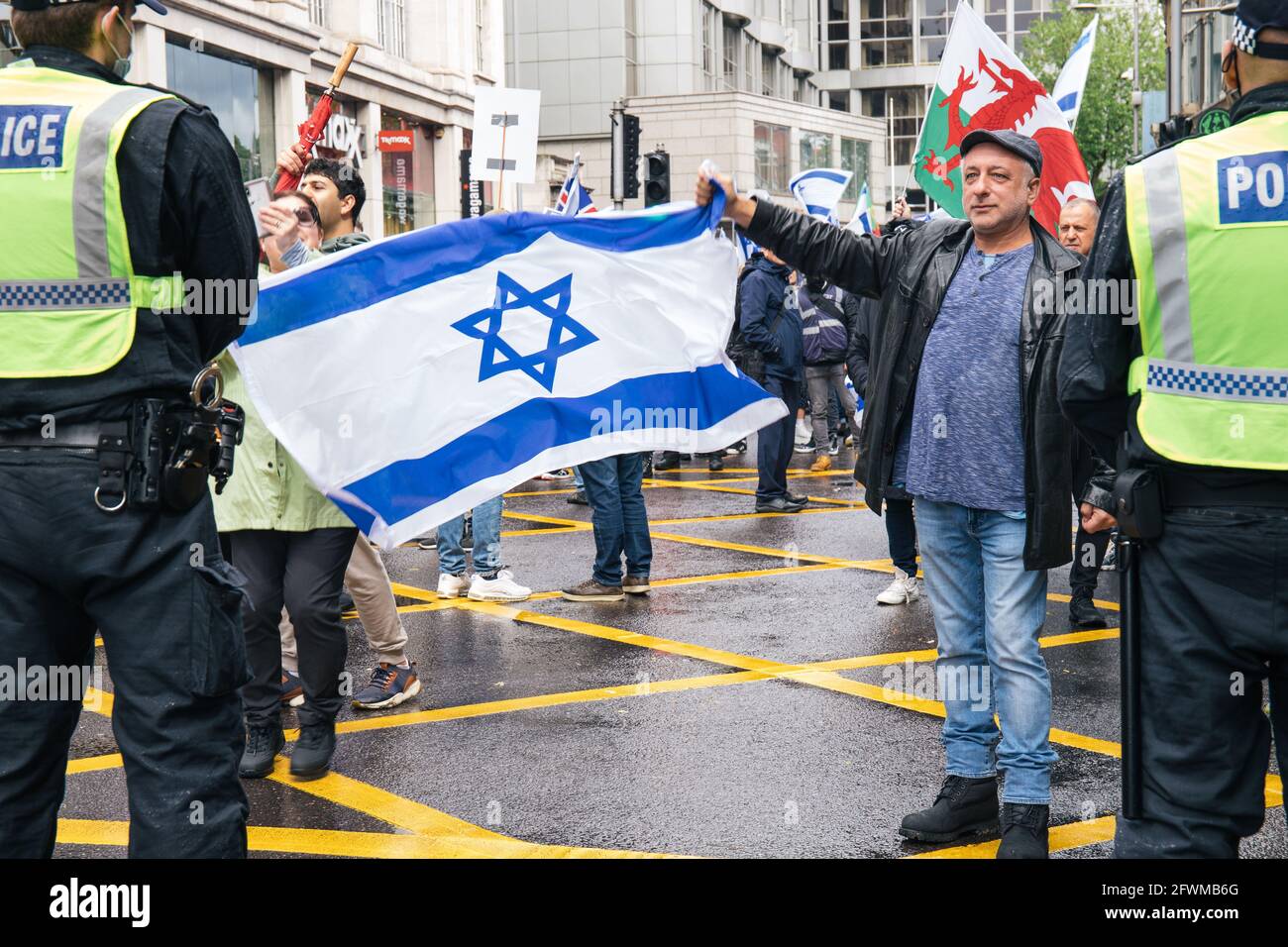 Londres, Royaume-Uni 23 mai 2021 des milliers de personnes se rassemblent à Londres pour soutenir Israël. Des manifestants flanqués de lignes de police se sont rassemblés devant l'ambassade israélienne où Tommy Robinson les a rejoints. Un petit groupe de contre-manifestants pro-palestiniens ont été séparés d'eux par la police. Banque D'Images
