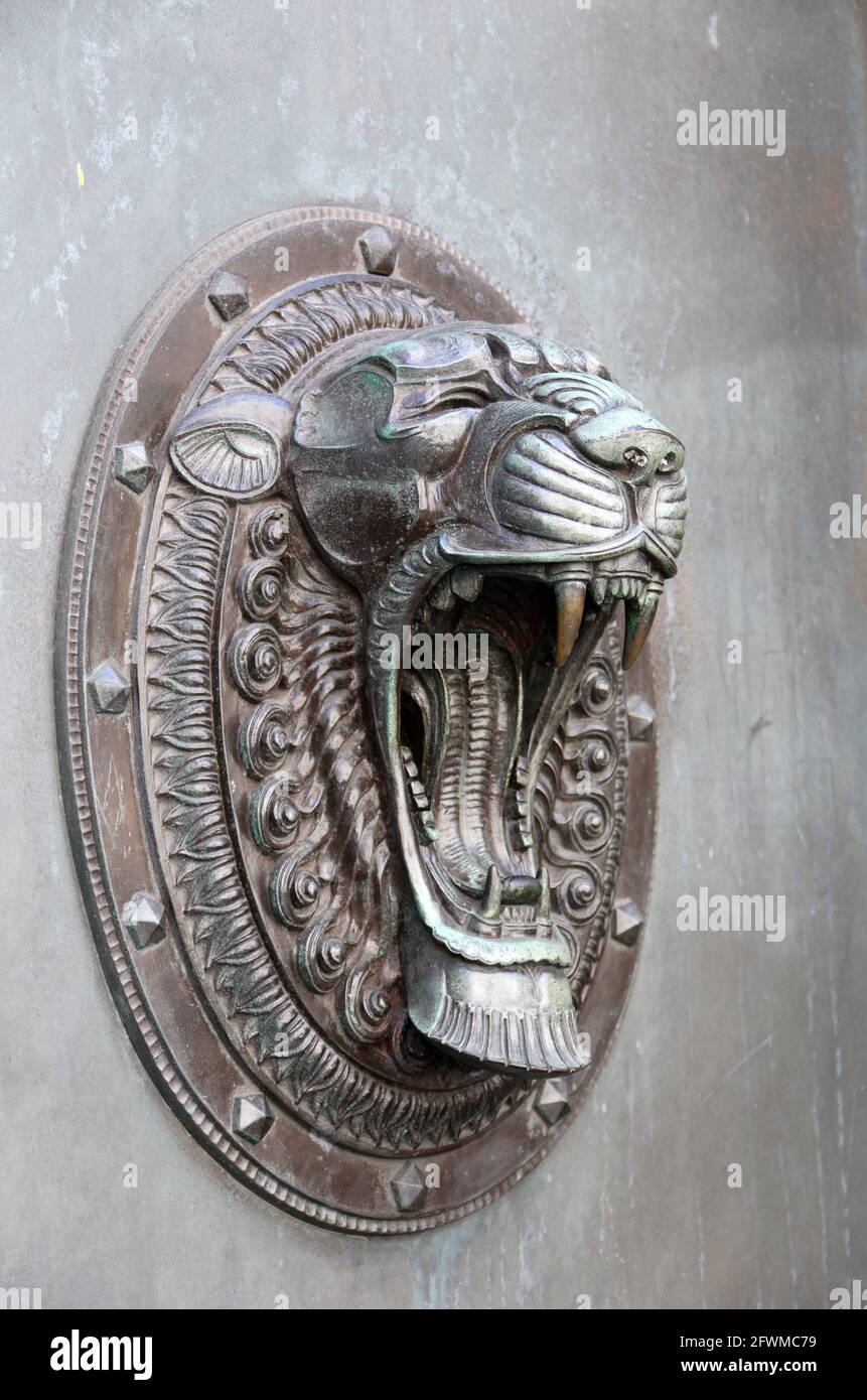 Les Lions se dirigent dans le bâtiment General accident de Liverpool Banque D'Images