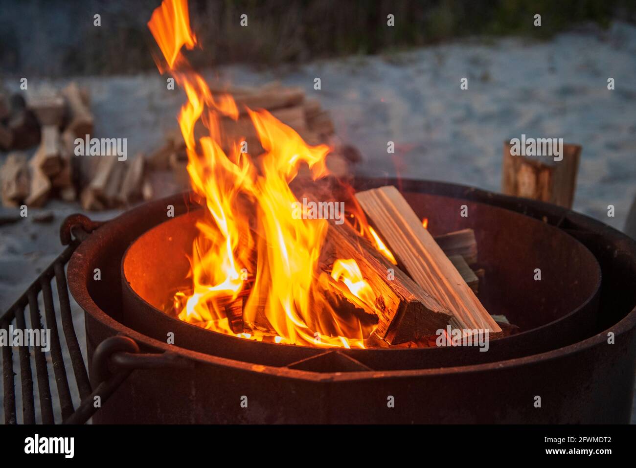 Un feu de camp de plage dans le foyer. Banque D'Images