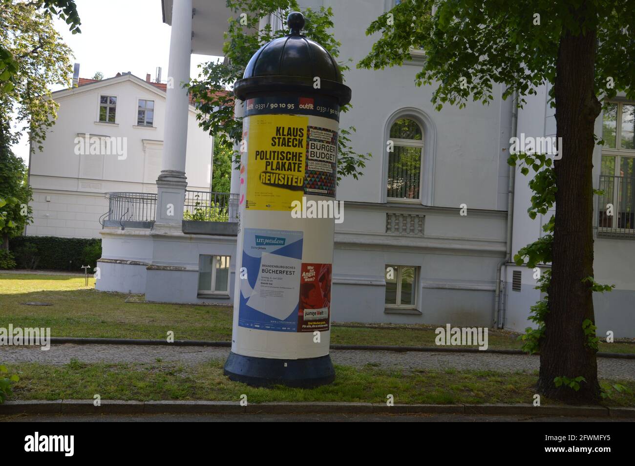 Un article publicitaire dans la Menzelstrasse à Potsdam, Allemagne - 21 mai 2021. Banque D'Images