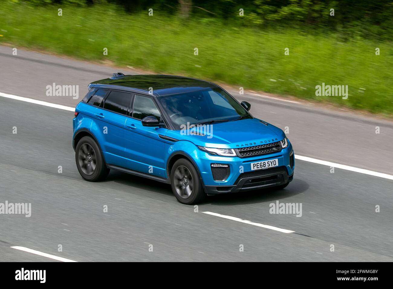 LAND ROVER RANGE ROVER EVOQUE DIESEL BLEU en conduisant sur l'autoroute M6 près de Preston à Lancashire, Royaume-Uni Banque D'Images