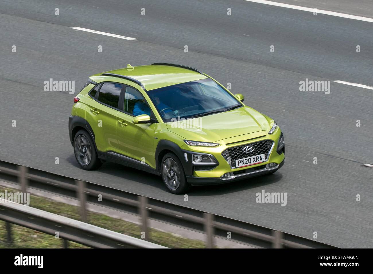 HYUNDAI KONA PREMIUM se GDI HEV conduite sur l'autoroute M6 près de Preston à Lancashire, Royaume-Uni Banque D'Images
