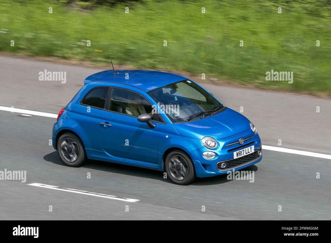 2017 bleu Fiat 500 S Mall City car conduite sur l'autoroute M6 près de Preston à Lancashire, Royaume-Uni Banque D'Images