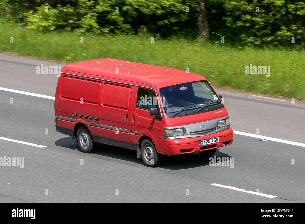 2000 rouge Mazda E2200 MWB LCV panneau van; conduite sur l'autoroute M6 près de Preston dans Lancashire, Royaume-Uni Banque D'Images