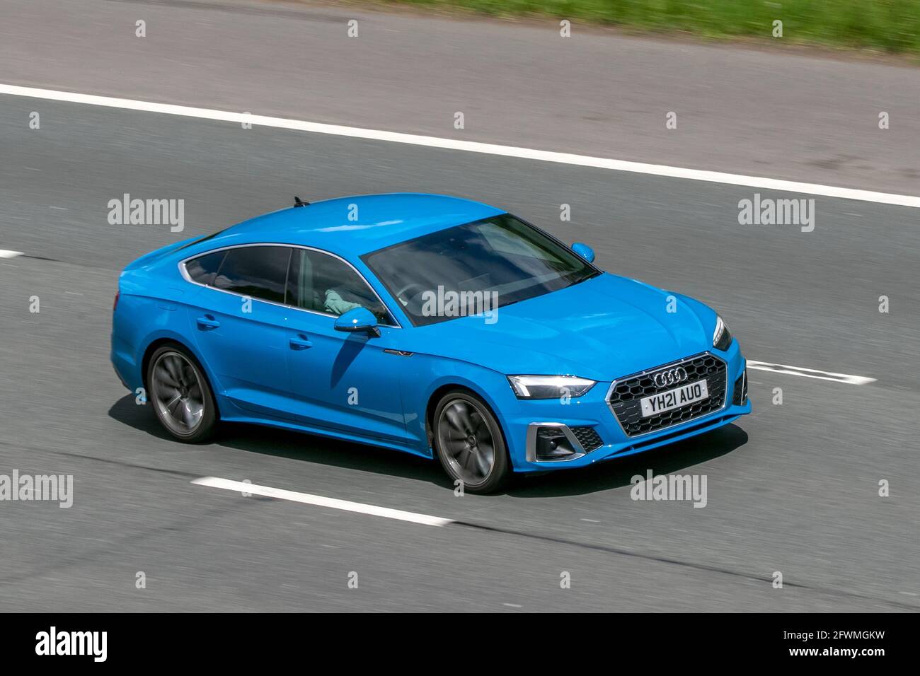 20121 bleu Audi A5 S ligne 35 TDI Mhev S-A ; conduite sur l'autoroute M6 près de Preston à Lancashire, Royaume-Uni Banque D'Images