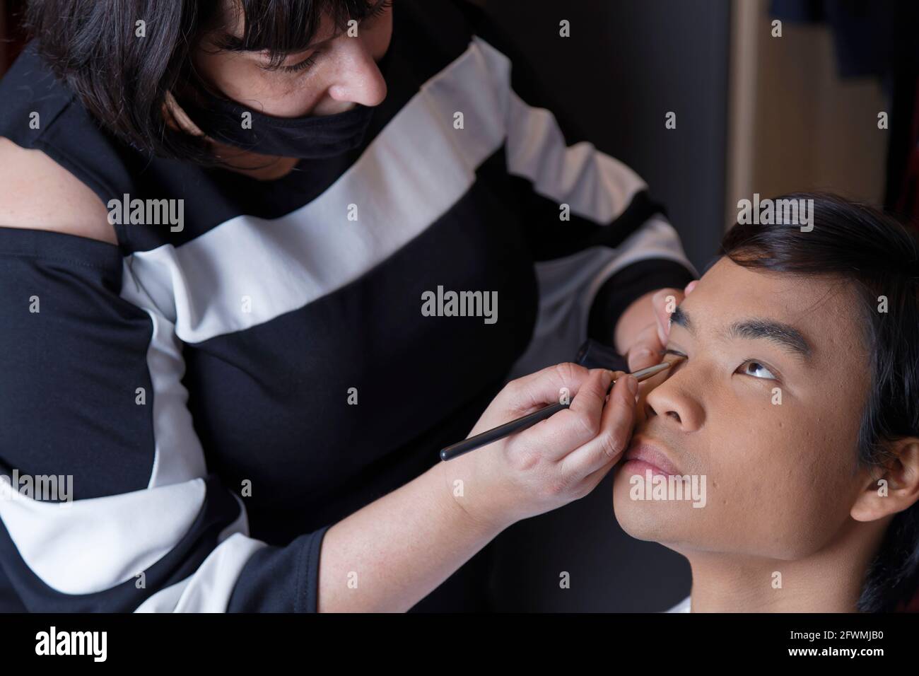 Paris, France. 22 mai 2021. Séance de maquillage en coulisses pour Jeremy Bellet avant le spectacle Arty lors de la présentation de l'ART COVID MAKE Banque D'Images
