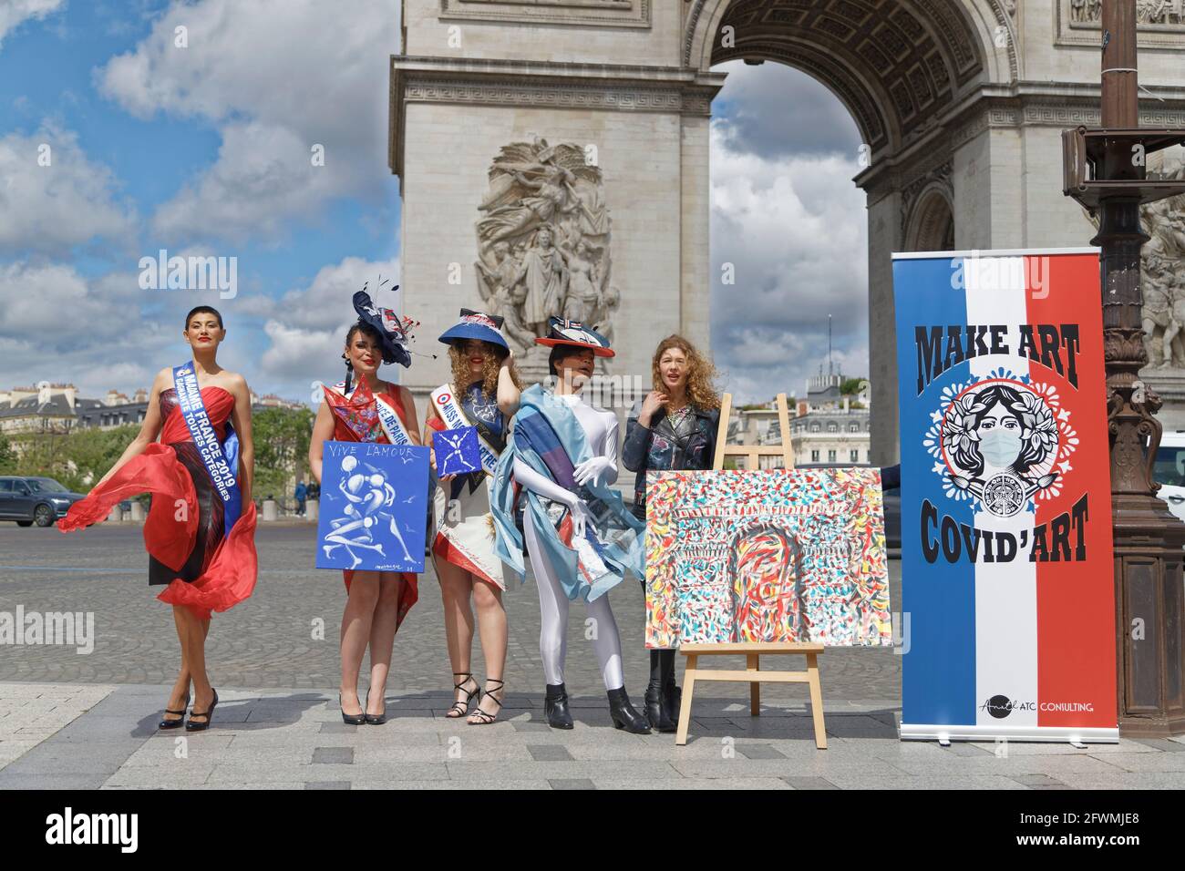 Paris, France. 22 mai 2021. Abigail Lopez Cruz, Julie Bourgeois, Laura Druot, Jeremy Bellet et Natalia Monastersky assistent au spectacle Arty Banque D'Images