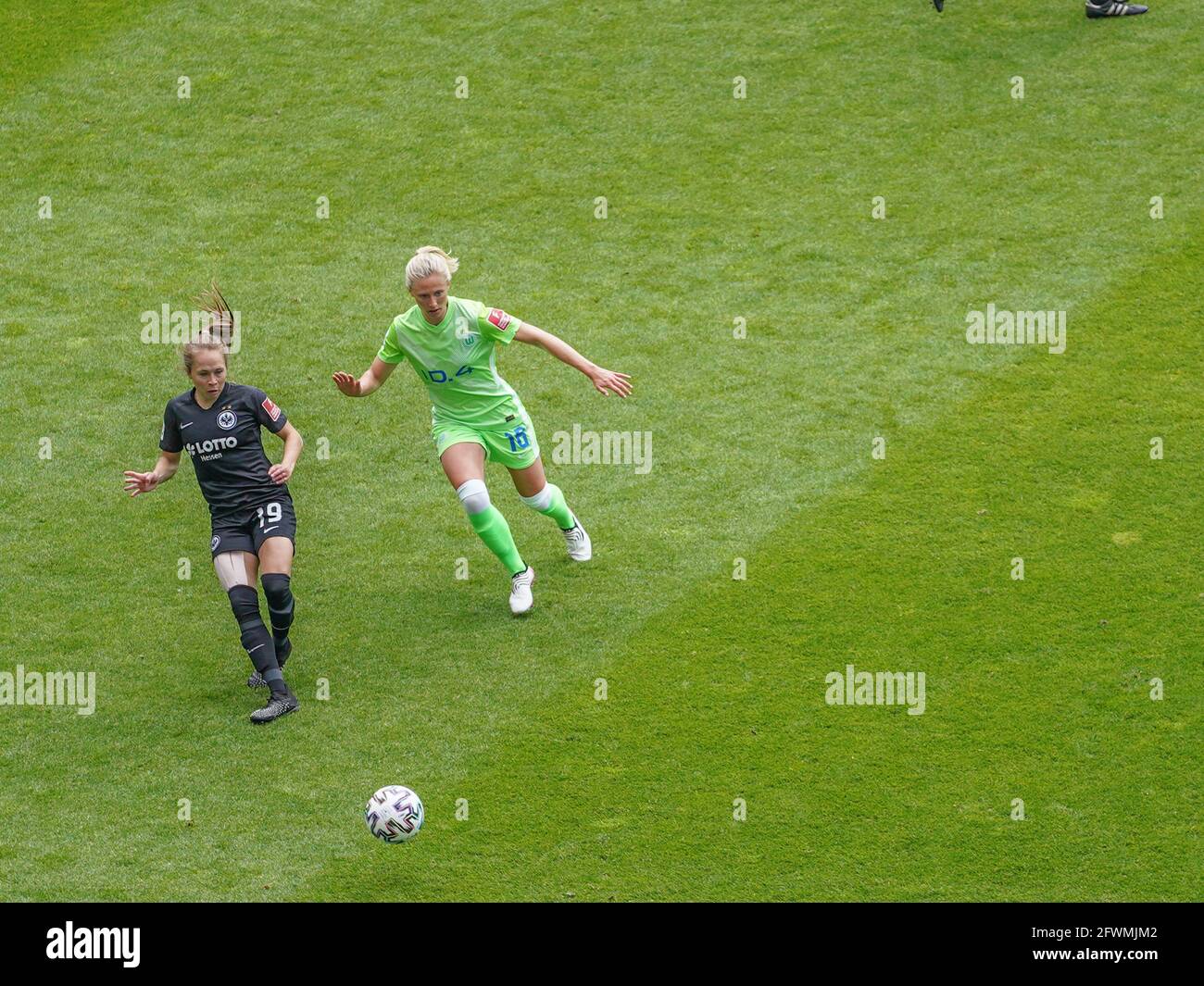 Francfort, Allemagne. 23 mai 2021. Theresa Panfil (19 Eintracht Frankfurt) et Rebecka Blomqvist (16 VfL Wolfsburg) lors du match FlyerAlarm Frauen-Bundesliga entre Eintracht Frankfurt et VfL Wolfsburg au Deutsche Bank Park de Francfort, en Allemagne. Crédit: SPP Sport presse photo. /Alamy Live News Banque D'Images