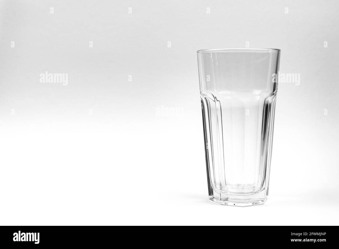 Verre vide isolé sur fond blanc argent photo avec copie espace Banque D'Images