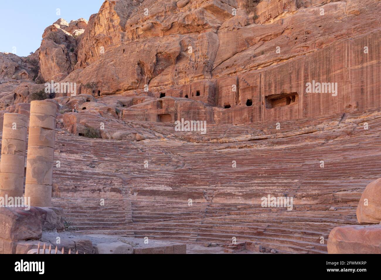 Ruines du théâtre Petra sculptées et construites au pied de formations rocheuses en pierre de sable par les Nabatéens au 1er siècle dans l'ancienne ville de Petra, J Banque D'Images Ruines du théâtre Petra sculptées et construites au pied de formations rocheuses en pierre de sable par les Nabatéens au 1er siècle dans l'ancienne ville de Petra, J Banque D'Images