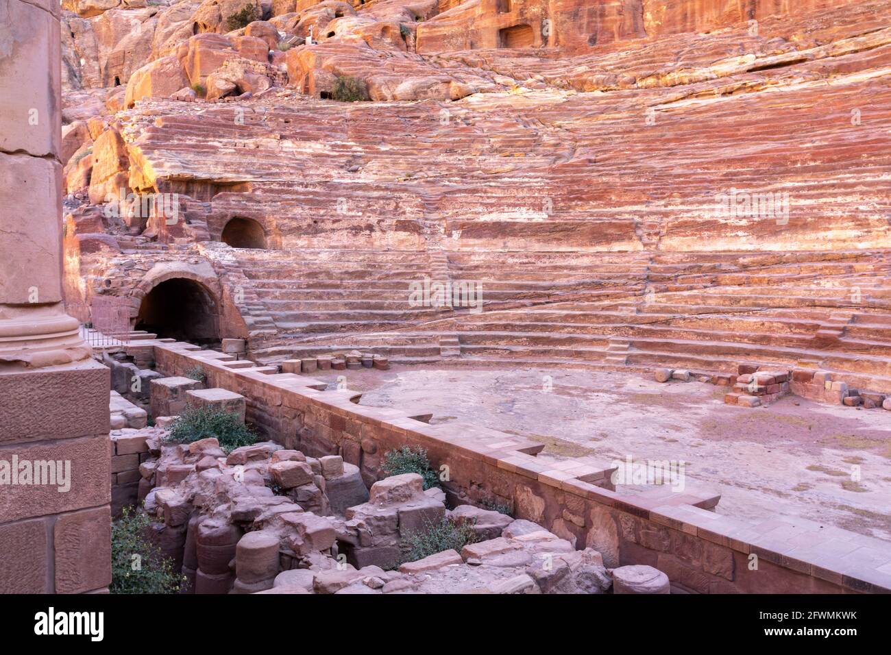 Ruines du théâtre Petra sculptées et construites au pied de formations rocheuses de grès par les Nabatéens au 1er siècle dans l'ancienne ville de Petra, en Jordanie Banque D'Images Ruines du théâtre Petra sculptées et construites au pied de formations rocheuses de grès par les Nabatéens au 1er siècle dans l'ancienne ville de Petra, en Jordanie Banque D'Images