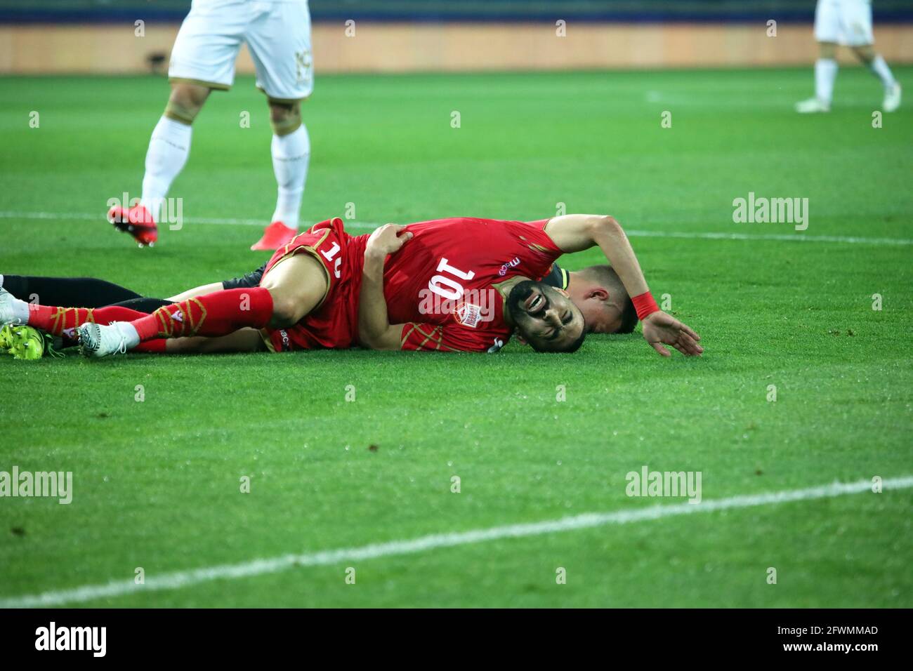 KHARKIV, UKRAINE - le 23 MAI 2021 - l'avant Mahdi Al-Humaidan de Bahreïn subit une blessure lors d'un match amical contre l'Ukraine au complexe sportif régional du stade métaliste, à Kharkiv, dans le nord-est de l'Ukraine. Credit: UKRINFORM/Alamy Live News Banque D'Images