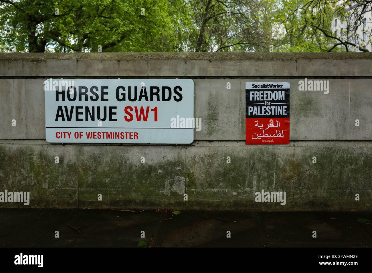 Londres, Royaume-Uni. 22 mai 2021. Affiche "la liberté pour la Palestine à côté de la rue Horse Guards Avenue sur le mur. Crédit: Waldemar Sikora Banque D'Images