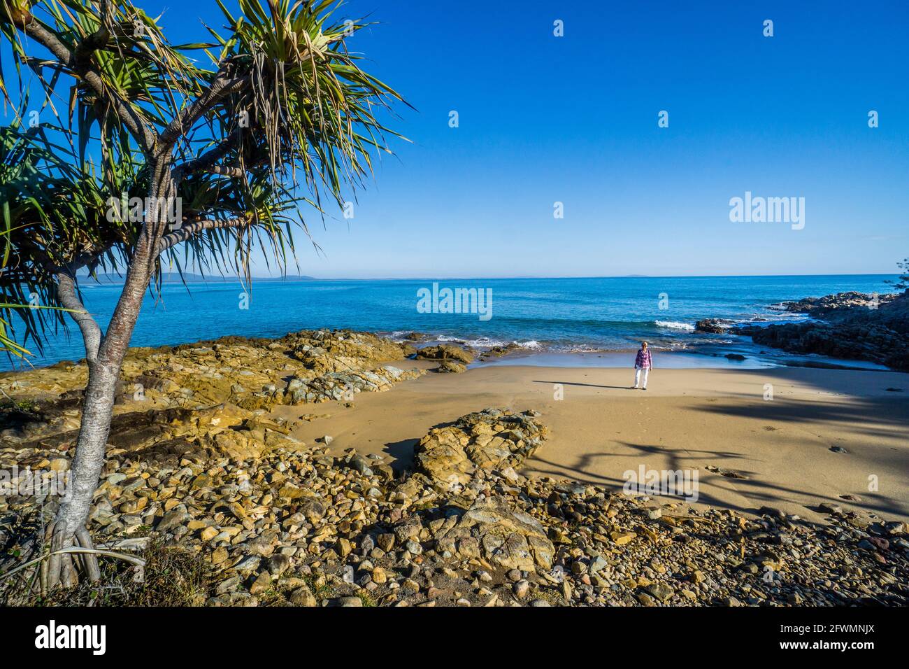 Vue sur la baie de Bustard depuis une plage sur le côté ouest de la pointe de Round Hill, dix-sept soixante-dix, région de Gladstone, Queensland, Australie Banque D'Images