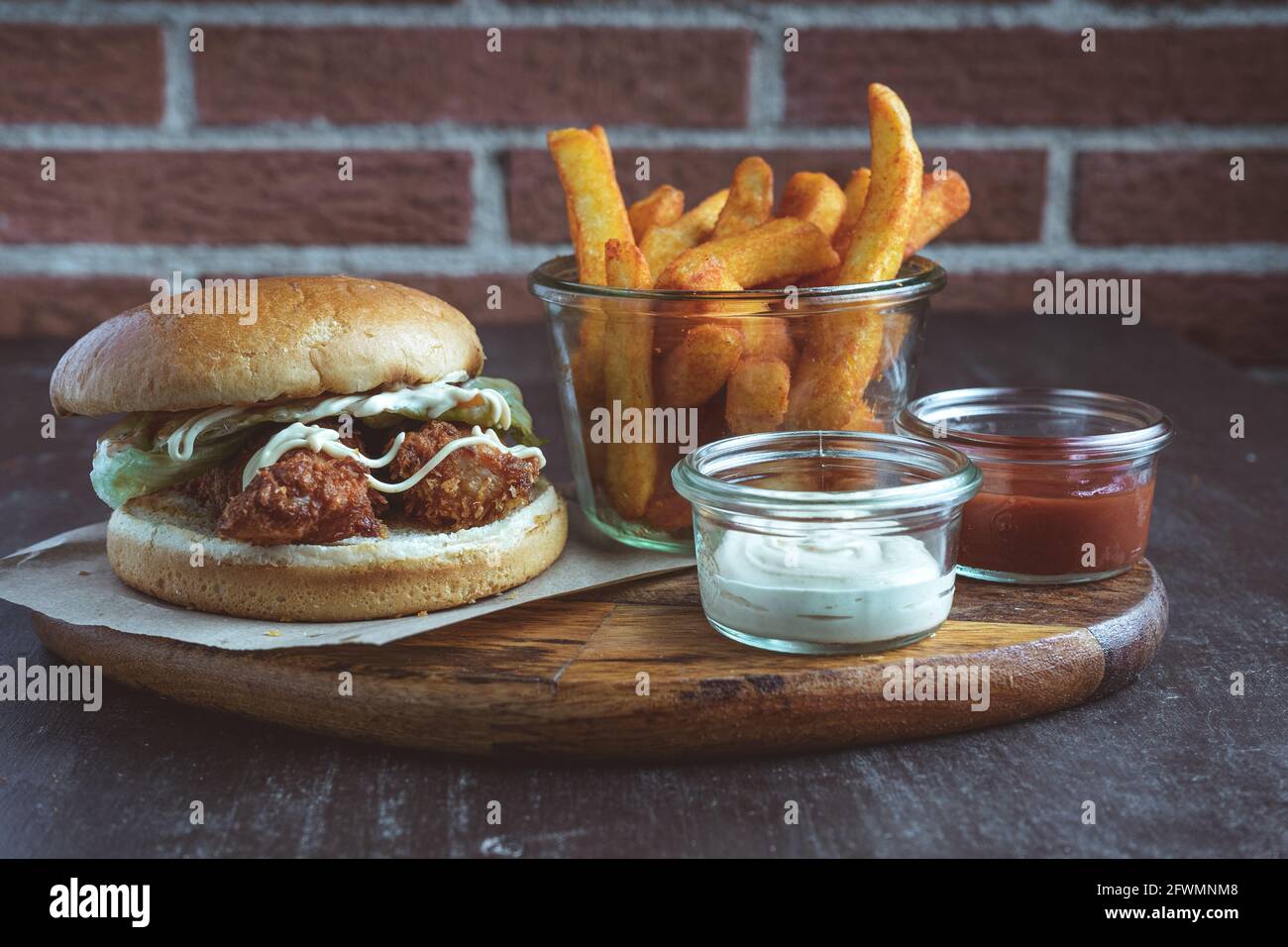 Gros plan du hamburger de poulet pané avec des frites Banque D'Images