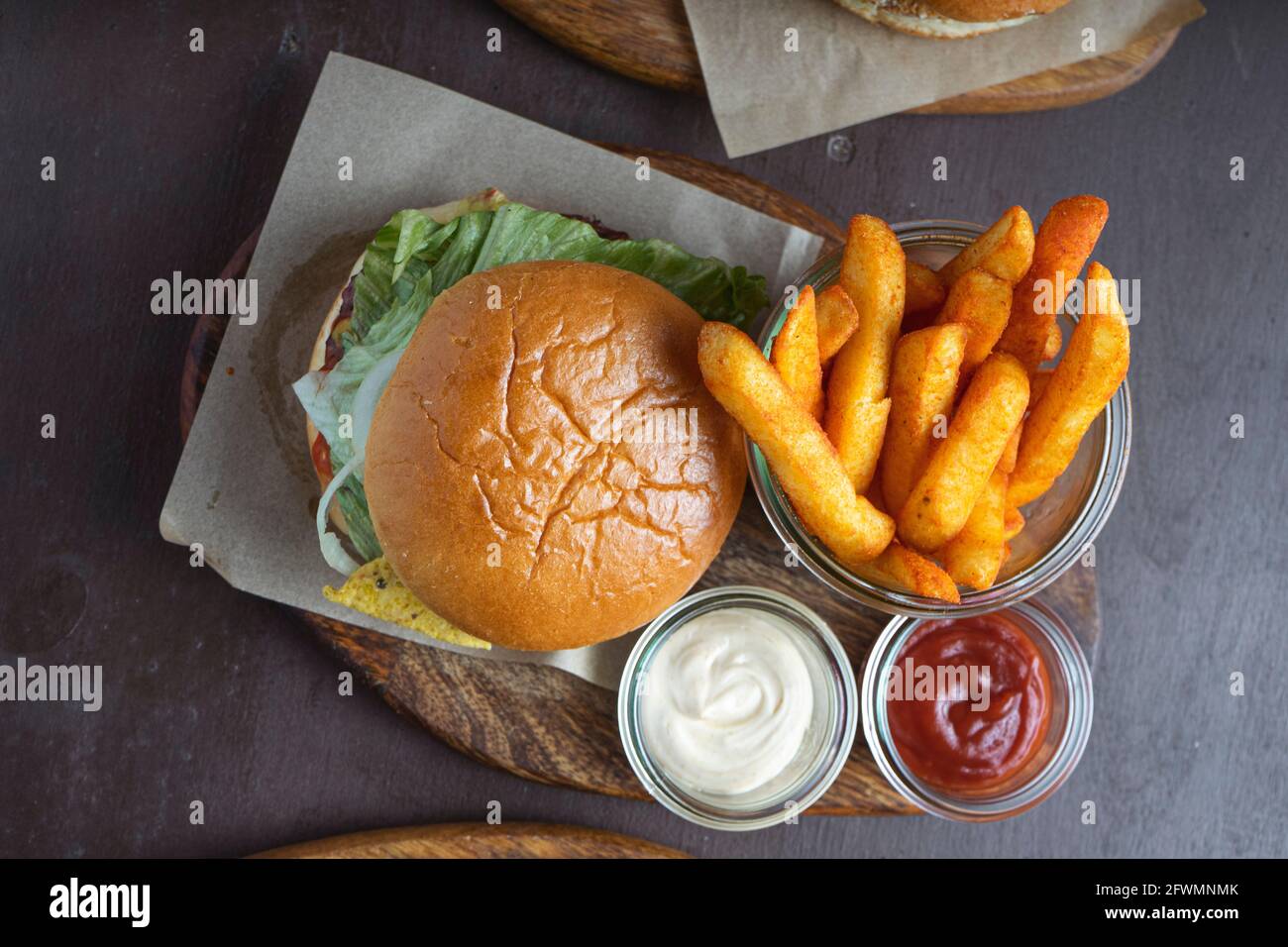 Vue aérienne du hamburger avec frites sur la table du restaurant Banque D'Images