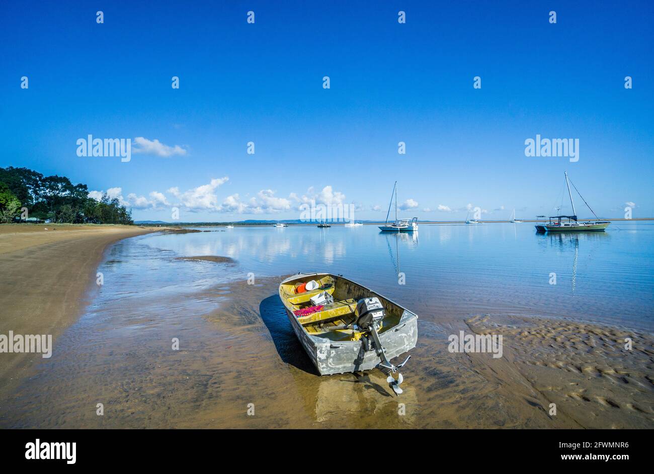 Bateaux amarrés à Round Hill Creek, Bustard Bay, dix-sept soixante-dix, région de Gladstone, Queensland, Australie Banque D'Images