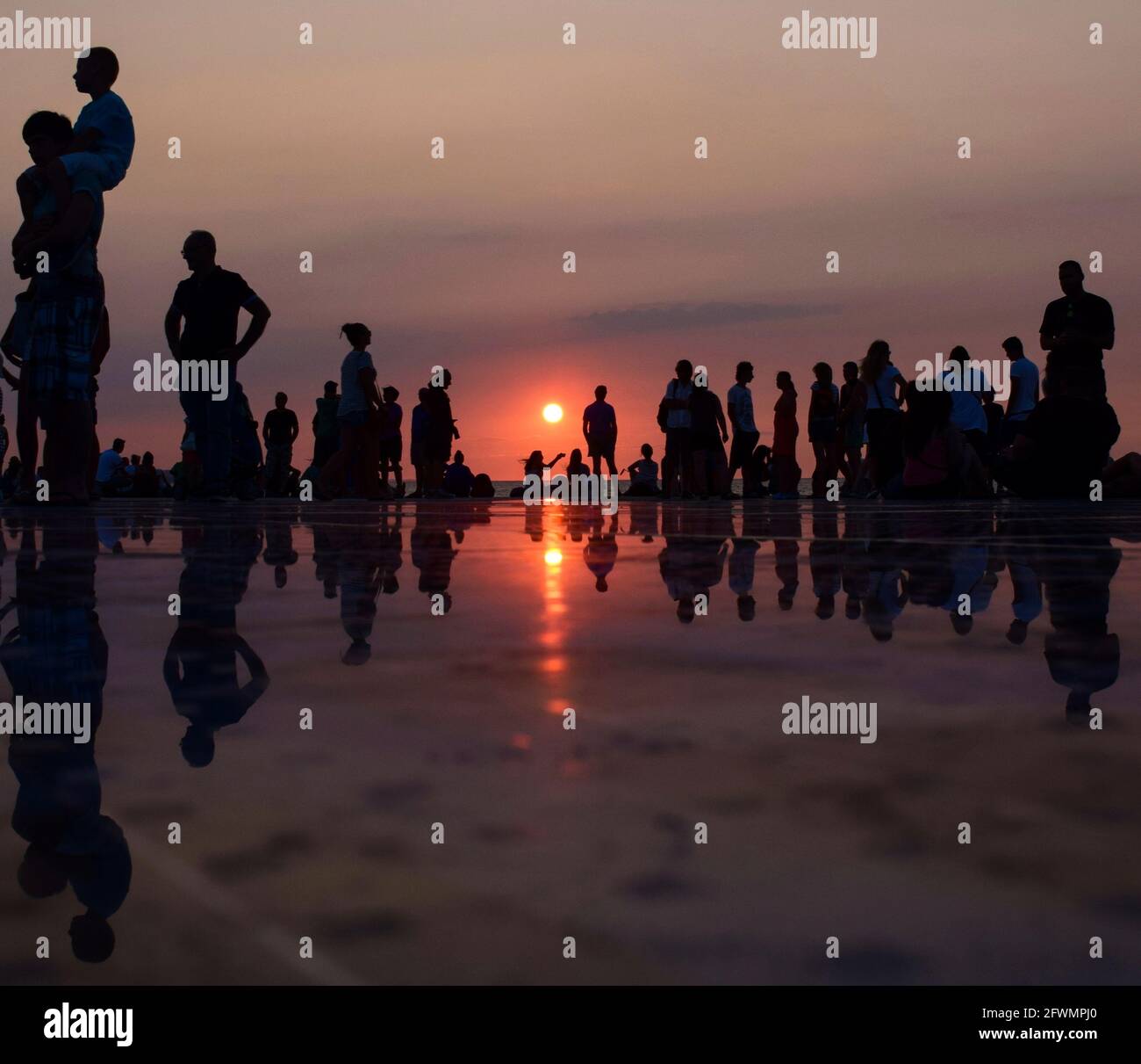 Le coucher du soleil vue des salutations au site du Soleil à Zadar, Croatie Banque D'Images