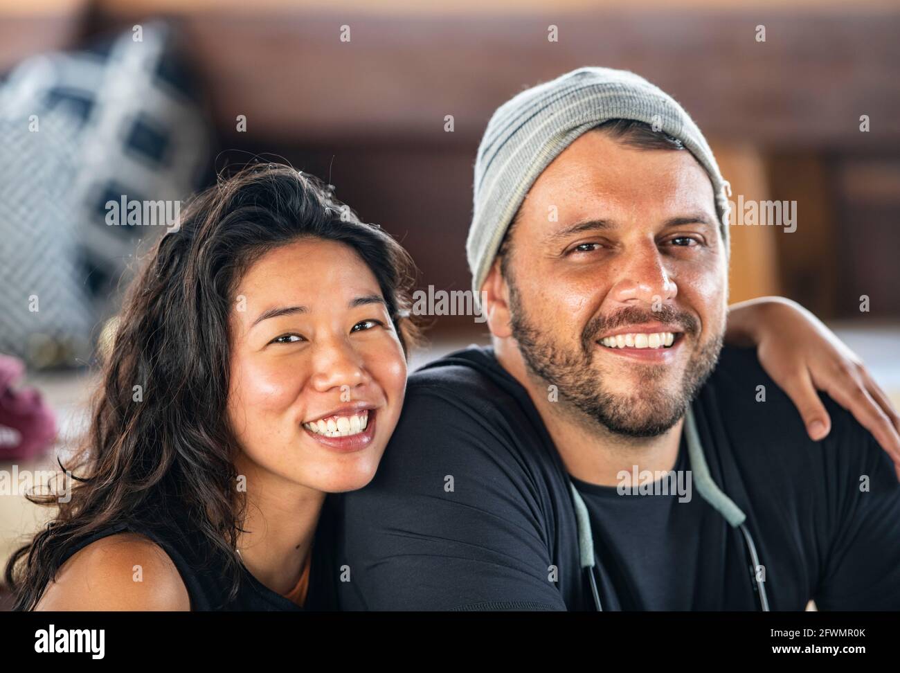 Couple ethnique mixte en vacances à Raja Ampat / Indonésie Banque D'Images