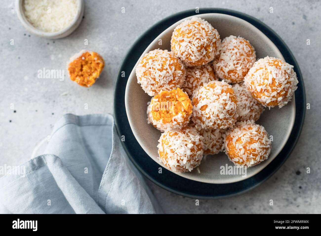 boules de bliss vegan dans un bol bleu Banque D'Images