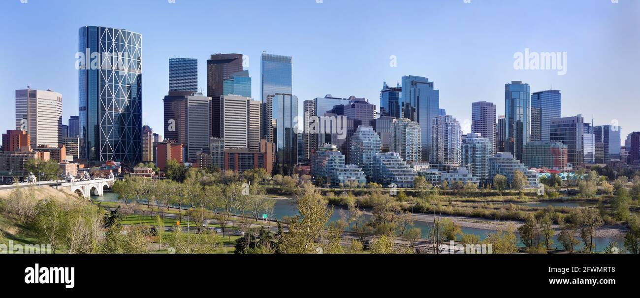 Gratte-ciel de Calgary avec quartier des affaires du centre-ville et condos en bord de mer à eau Claire le long de la rivière Bow. Vue depuis Crescent Heights Banque D'Images