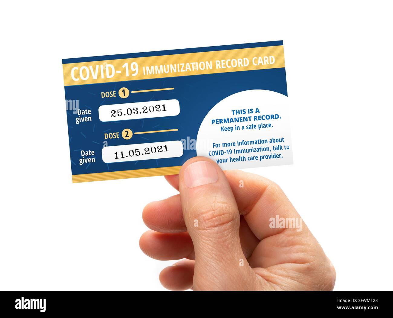 Carte de vaccination Covid-19 tenue à la main. Certificat d'immunisation Covid ou preuve de vaccination d'une personne entièrement vaccinée avec la première et la seconde Banque D'Images