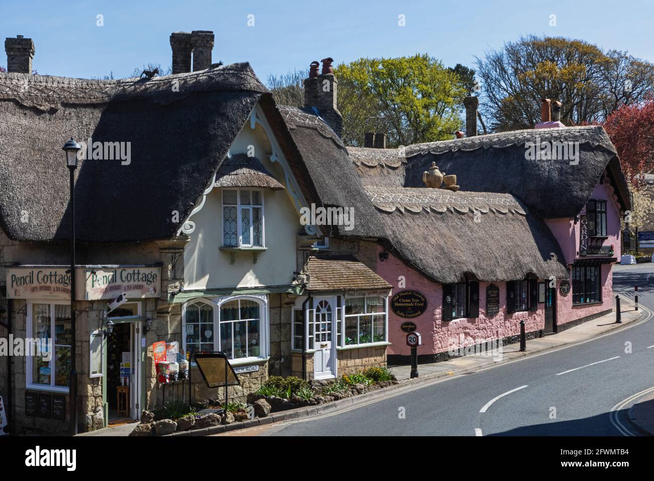 Angleterre, Île de Wight, Shanklin Old Village, bâtiments en chaume et chemin vide Banque D'Images