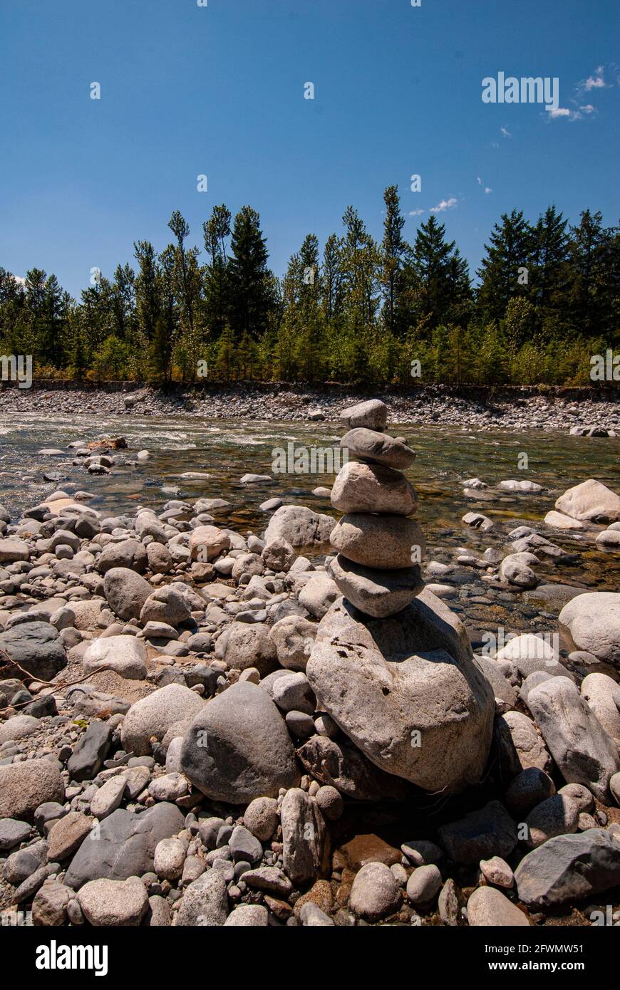 L'art de la pile de roches à Norrish Creek à Dewdney, Mission, Colombie-Britannique, Canada Banque D'Images