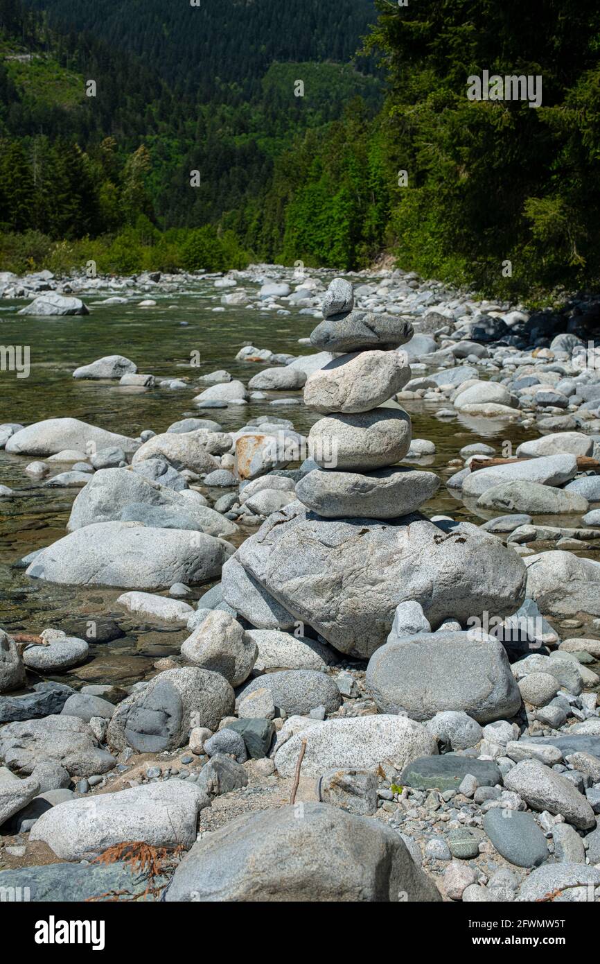 L'art de la pile de roches à Norrish Creek à Dewdney, Mission, Colombie-Britannique, Canada Banque D'Images