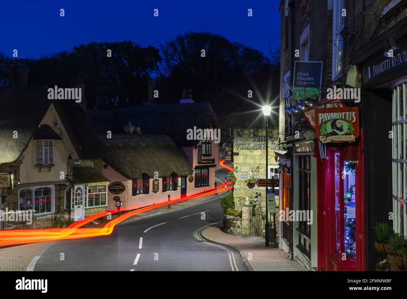 Angleterre, Île de Wight, Shanklin Old Village, bâtiments en chaume et chemin vide Banque D'Images