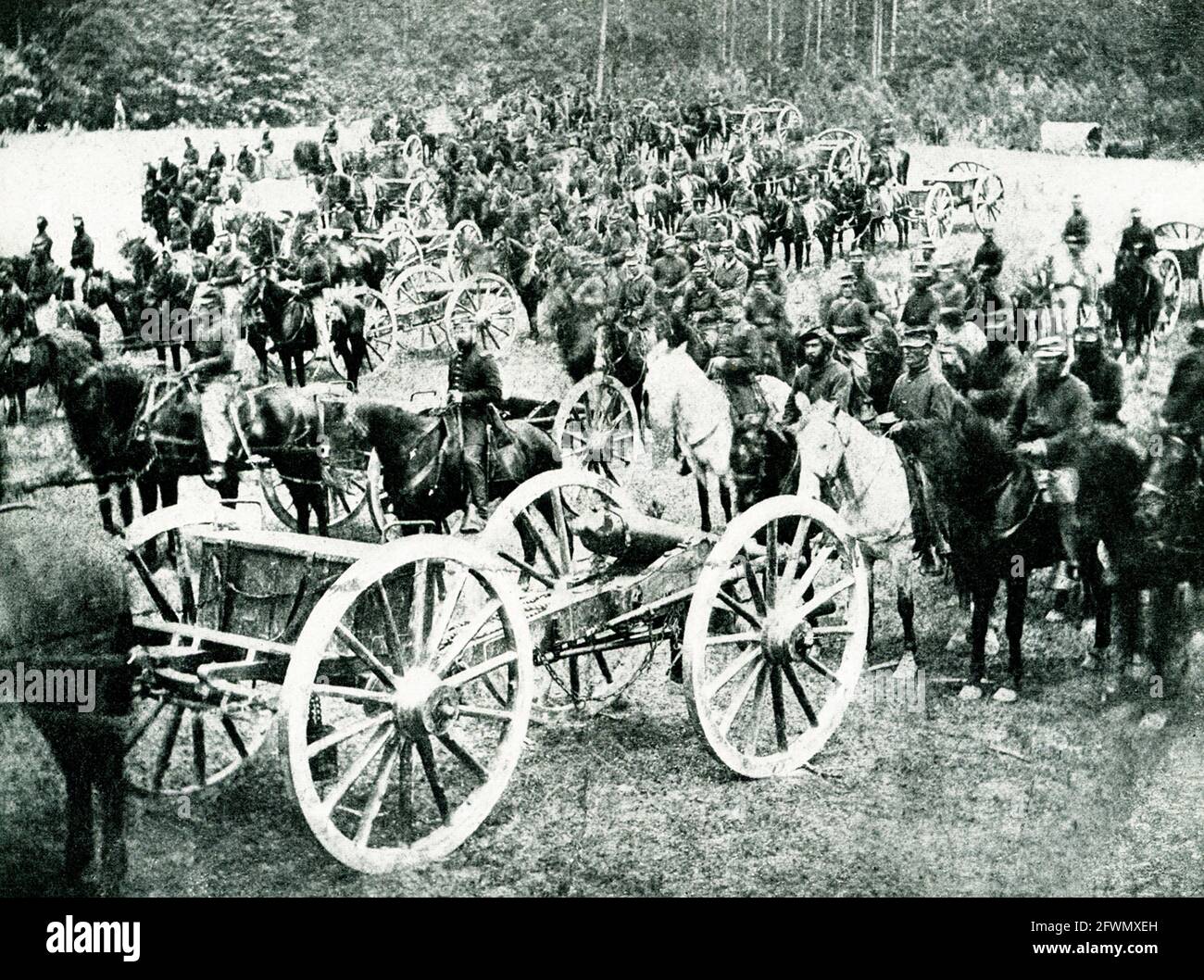 Artillerie volante à la tentative de Richmond. Les Cannoneers qui ont bondu avec la cavalerie - dans cette branche la plus rapide du service chaque homme manpart à cheval. L'artillerie volante se réfère à l'artillerie formée à des évolutions rapides, c'est-à-dire, les hommes qui sont soit montés soit entraînés à monter sur les canons et les caissons lorsqu'ils changent de position. Richmond, en Virginie, a servi de capitale aux États confédérés d'Amérique pendant presque toute la guerre civile américaine. C'était une source vitale d'armes et de fournitures pour l'effort de guerre et la fin de cinq chemins de fer. L'Union a fait de nombreuses tentatives pour envahir Richmond. Banque D'Images