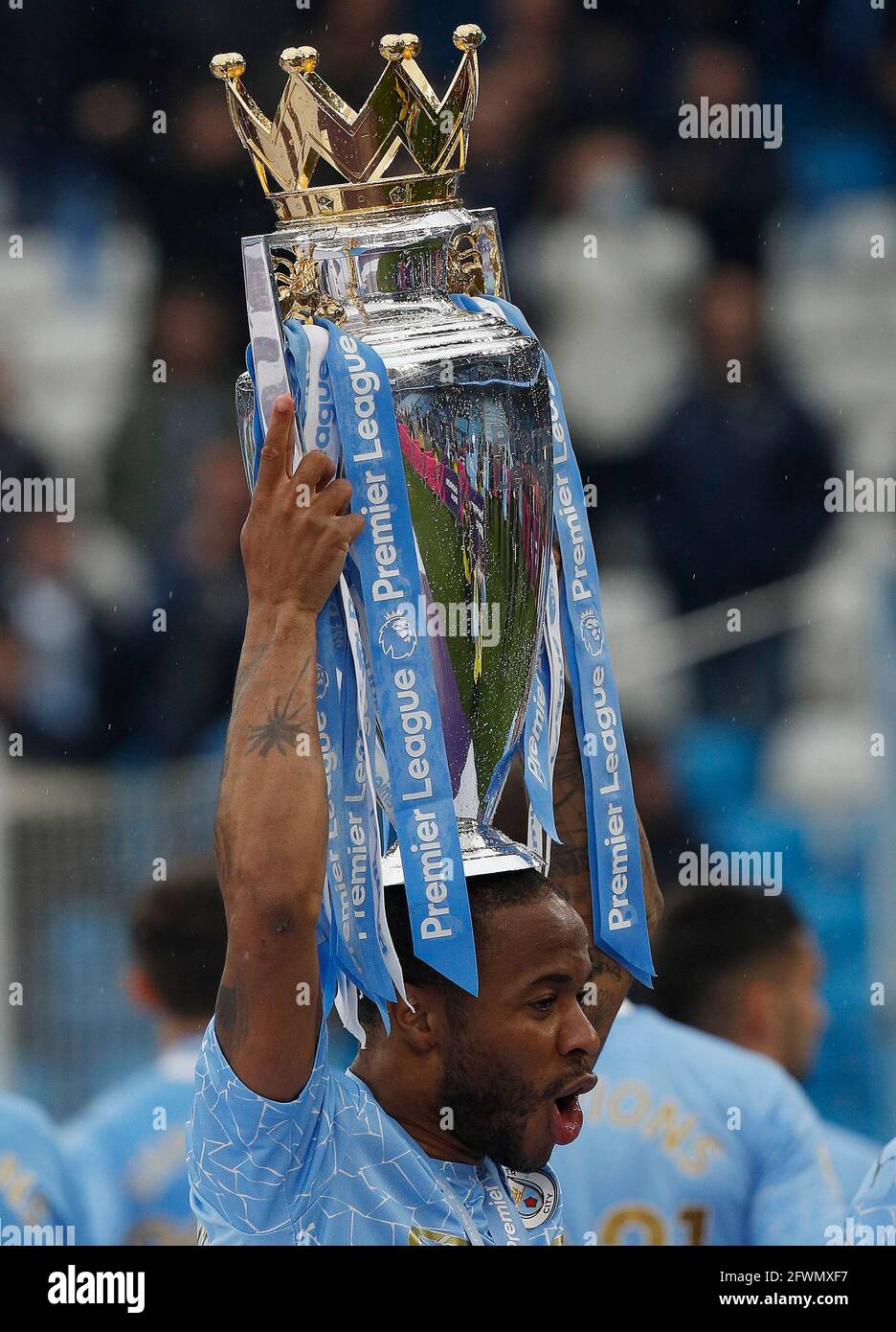 Manchester, Angleterre, le 23 mai 2021. Raheem Sterling de Manchester City détient le trophée Premier League après le match de la Premier League au Etihad Stadium de Manchester. Crédit photo à lire: Darren Staples / Sportimage crédit: Sportimage / Alay Live News Banque D'Images