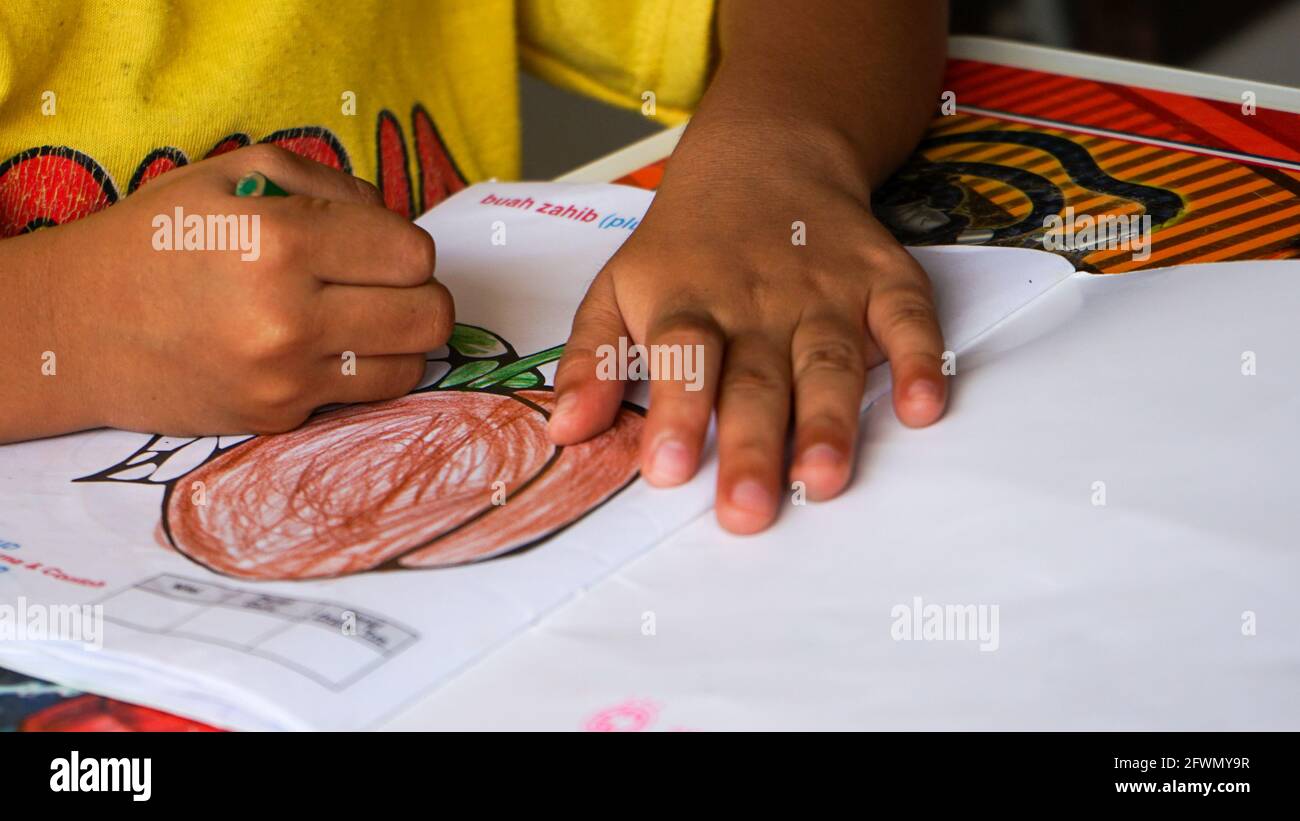 Gros plan des enfants qui apprennent à colorer des images Banque D'Images